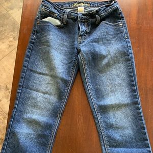 Like new Southpole size 3 capris.